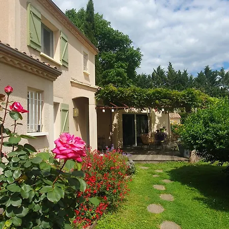 Climatisee Avec Entree Privative Les Deux Glycines * Ledat